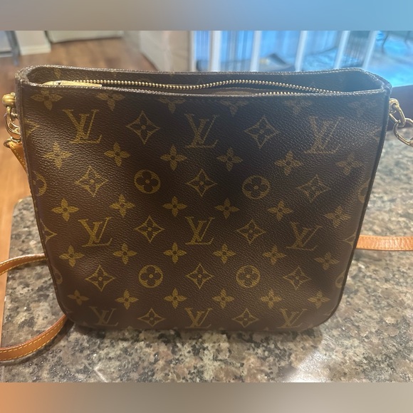 Louis Vuitton Looping MM - Picture 10 of 14